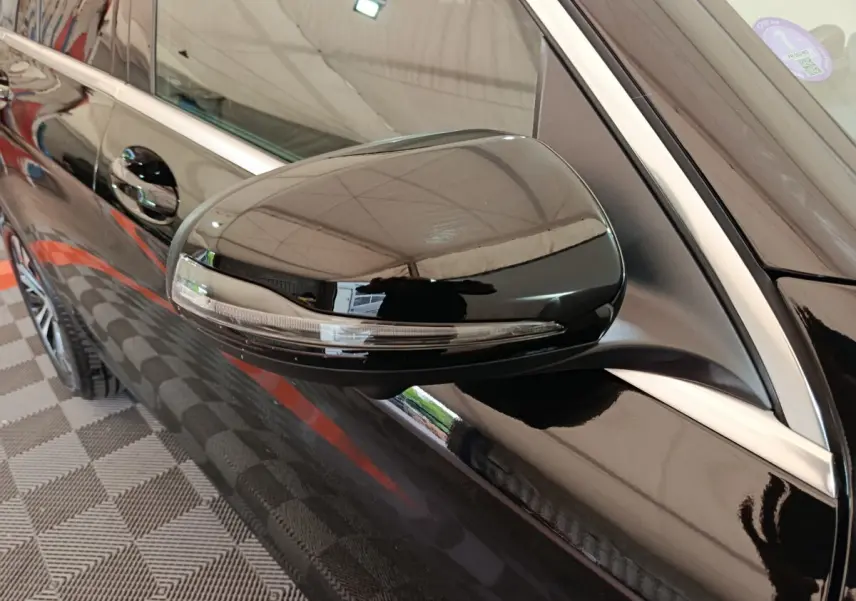 Rétroviseur côté gauche noir brillant avec clignotant intégré sur Mercedes GLC 300 e Business Line 2020.