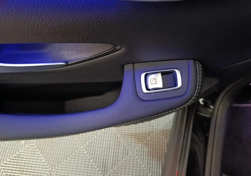 Poignée intérieure de porte côté droit en cuir noir avec bouton de verrouillage sur Mercedes GLC 300 e Business Line 2020