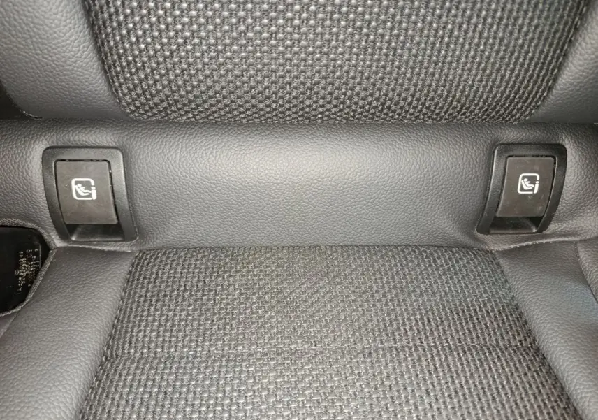 Détail des attaches Isofix sur la banquette arrière en tissu noir du Mercedes GLC 300 e Business Line 4Matic 2020.
