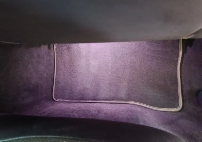 Tapis de sol noir violet sous le siège avant droit du Mercedes GLC 300 e Business Line 2020 hybride rechargeable.