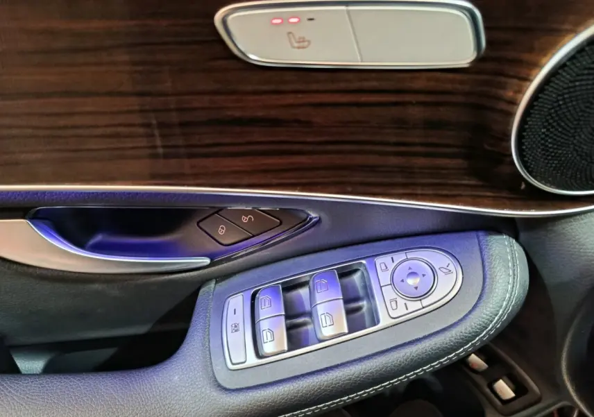 Détail des commandes de porte côté gauche en cuir noir et bois sur Mercedes GLC 300 e Business Line 2020