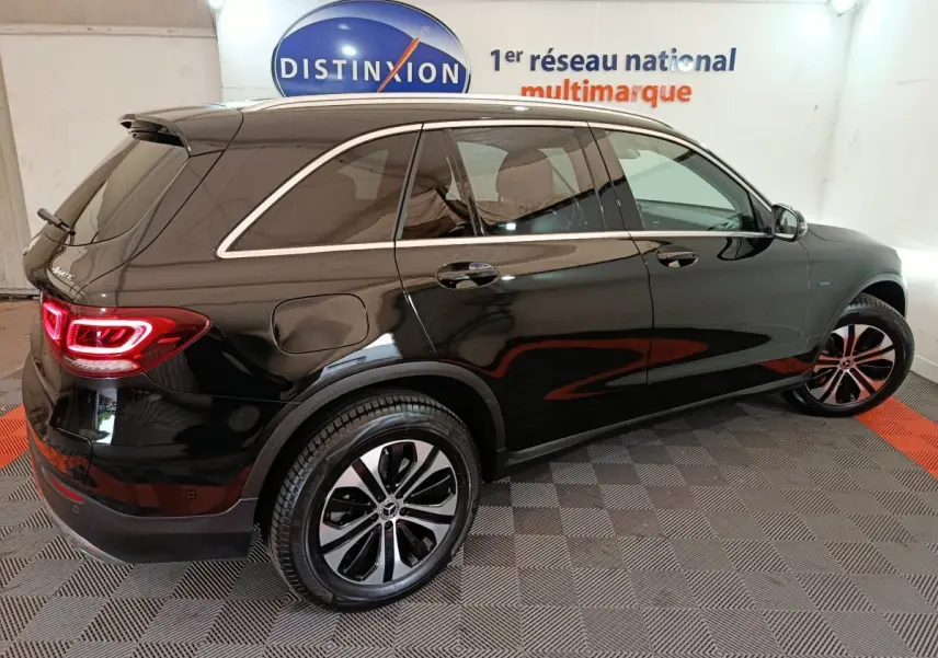 Vue 3/4 arrière droite d'un Mercedes GLC 300 e Business Line noir avec jantes alliage et feux LED allumés.