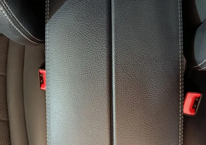 Gros plan sur l'accoudoir central en cuir noir avec surpiqûres blanches dans l'habitacle du Mercedes GLC 300 e.