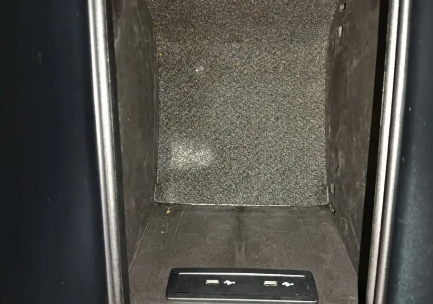 Vue rapprochée de la console centrale noire du Mercedes GLC 300 e Business Line 2020 avec ports USB visibles.