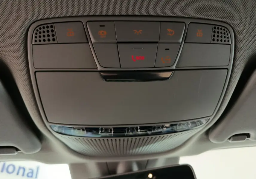 Vue en gros plan du plafonnier gris avec boutons de commande et alerte SOS du Mercedes GLC 300 e Business Line 2020.