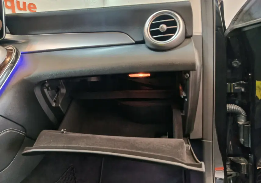 Gros plan sur la boîte à gants ouverte côté passager du Mercedes GLC 300 e Business Line noir 2020.