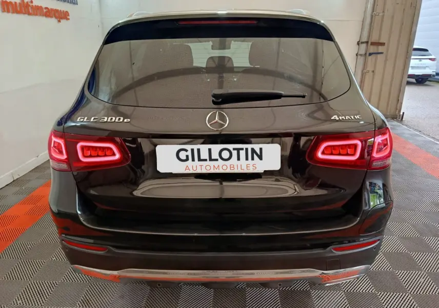 Vue arrière d'un Mercedes GLC 300 e Business Line 4Matic noir avec feux LED et logo distinctif au centre.