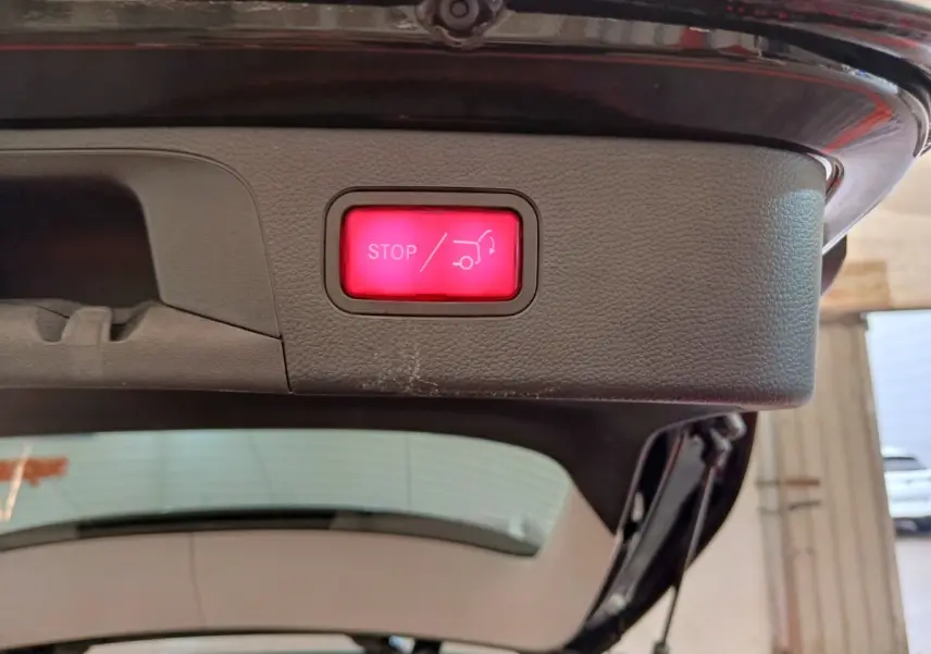 Bouton rouge d'arrêt ouverture électrique du coffre sur le hayon intérieur d'un Mercedes GLC 300 e noir 2020
