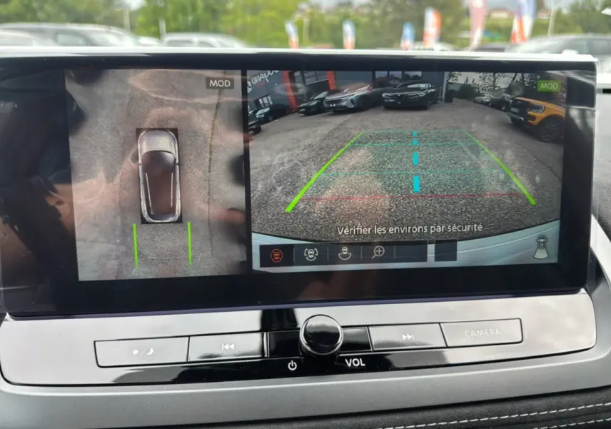 Écran intérieur du Nissan Qashqai E-POWER 205 Tekna Plus montrant la caméra 360° en mode vue aérienne et recul.