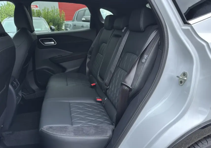 Vue intérieure côté droit sur la banquette arrière cuir noir du Nissan Qashqai blanc lunaire 2026.