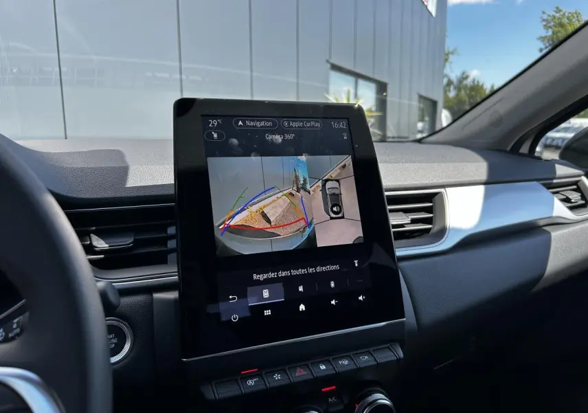 Vue intérieure du tableau de bord du Renault Captur 2024 avec écran tactile 9,3'' affichant la caméra 360°.