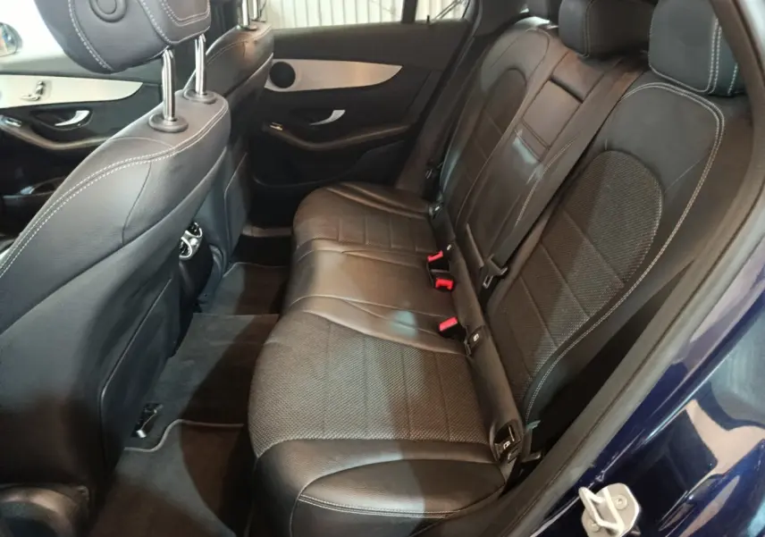 Vue intérieure côté droit des sièges arrière en cuir noir du Mercedes GLC 300 E Business Line bleu 2021 hybride rechargeable.