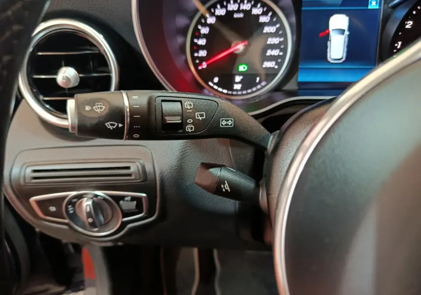 Gros plan sur le tableau de bord et commandes de la Mercedes GLC 300 E Business Line 2021, intérieur noir.