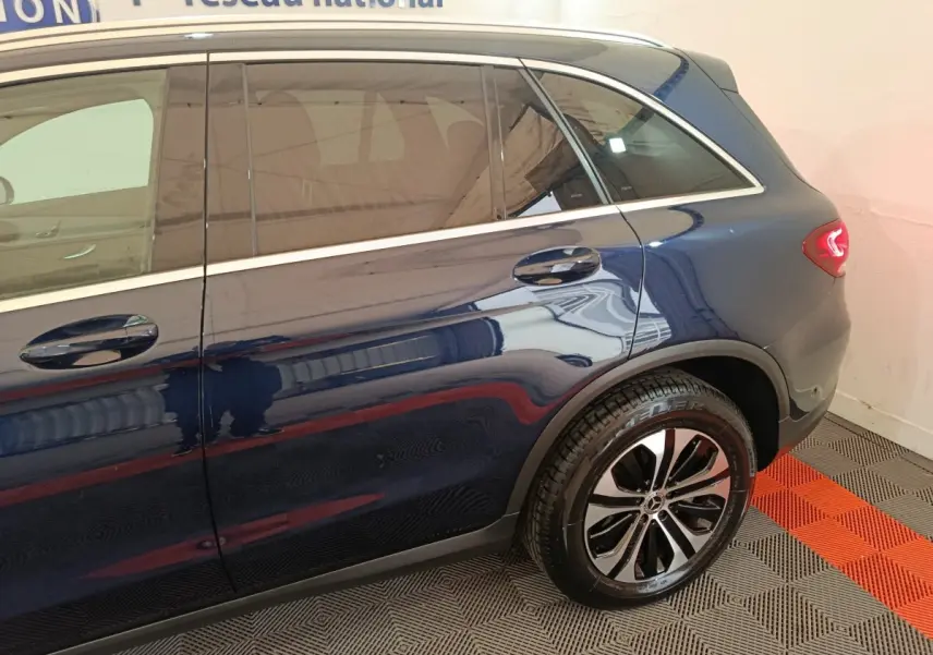 Vue latérale droite du Mercedes GLC 300 E Business Line bleu avec jante alliage et vitres teintées.
