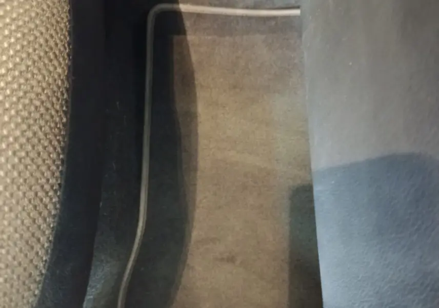 Gros plan sur le tapis de sol noir entre les sièges avant du Mercedes GLC 300 E Business Line bleu 2021 hybride rechargeable.