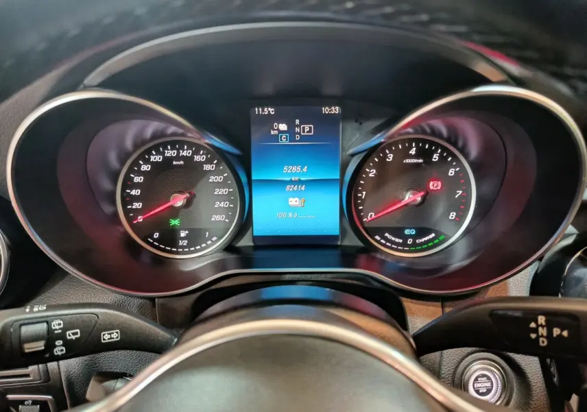 Vue rapprochée du tableau de bord numérique du Mercedes GLC 300 E hybride rechargeable avec affichages et commandes au volant.