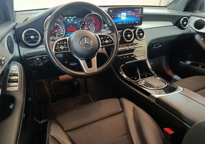Intérieur noir du Mercedes GLC 300 E Business Line 2021 vu côté conducteur, avec tableau de bord digital et écran tactile central.