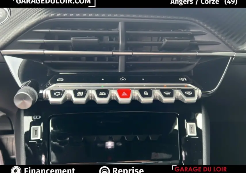 Vue rapprochée du tableau de bord noir brillant du Peugeot 2008 Hybrid 136 e-DCS6 Allure avec ses commandes tactiles et aérateurs.