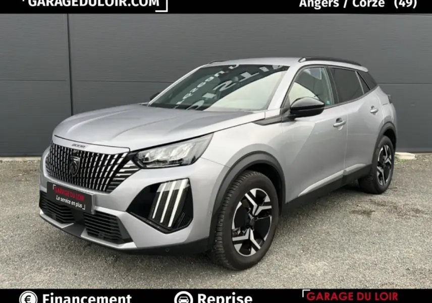 Peugeot 2008 Hybrid 136 e-DCS6 Allure gris clair en 3/4 avant droit, avec calandre distinctive et feux LED verticaux.