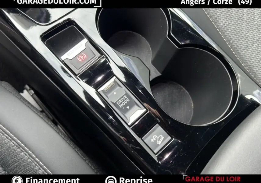 Gros plan sur la console centrale noire brillante du Peugeot 2008 Hybrid 136 e-DCS6 Allure avec commandes Drive Mode et frein à main électronique.