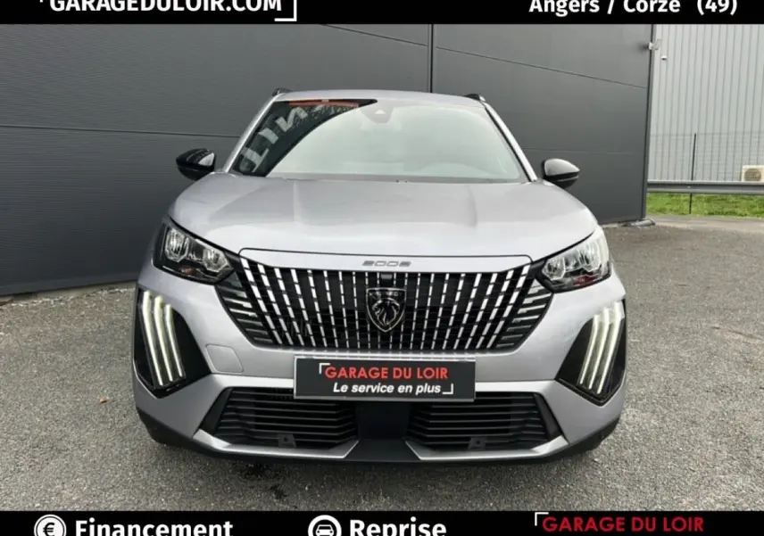 Vue avant d’un Peugeot 2008 Hybrid gris clair 2025 avec calandre verticale distinctive et feux LED verticaux allumés.