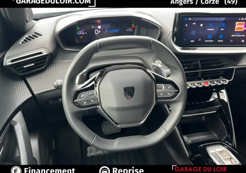 Vue intérieure centrée sur le volant noir du Peugeot 2008 Hybrid 136 e-DCS6 Allure avec tableau de bord numérique et écran tactile.