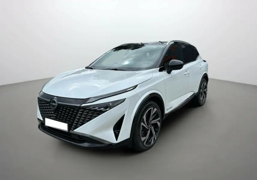 Nissan Qashqai E-POWER 205 Tekna Plus blanc lunaire toit noir, vue 3/4 avant avec jantes alu 20 pouces.