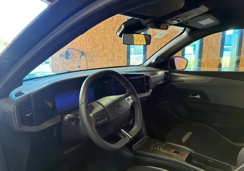 Intérieur noir de l’Opel Mokka 2025, vue côté conducteur sur le tableau de bord et volant multifonction.