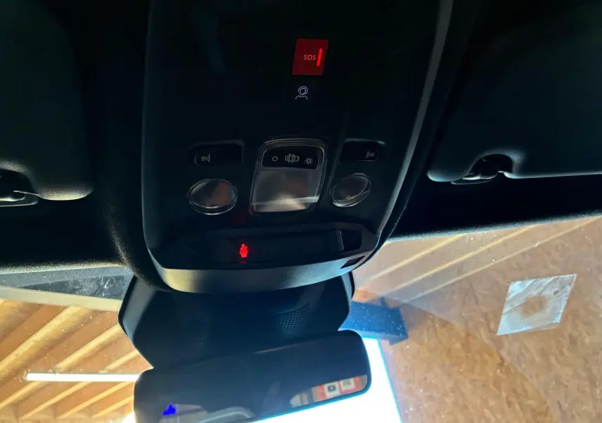 Vue intérieure du plafonnier avec commandes d’éclairage et bouton SOS allumé dans un Opel Mokka noir 2025.