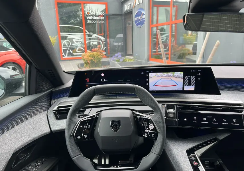 Vue intérieure du Peugeot 3008 Nouveau gris titane, tableau de bord avec écran incurvé affichant la caméra de recul.
