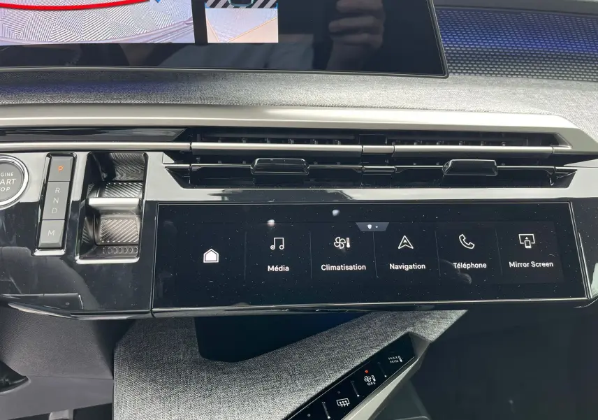 Tableau de bord du Peugeot 3008 Hybrid 2025 avec écran tactile panoramique et commandes de climatisation intégrées.