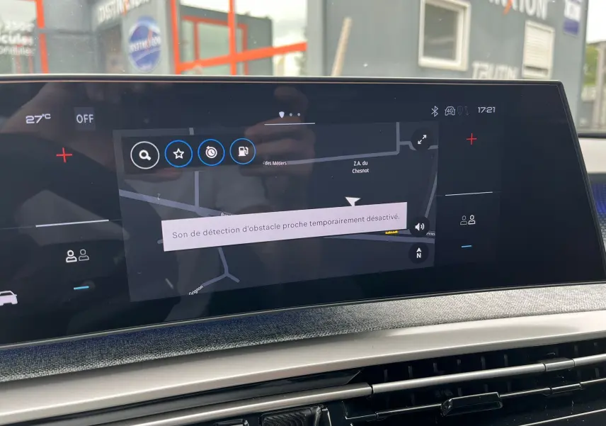 Écran tactile du Peugeot 3008 Nouveau 2025 affichant la navigation avec message d'alerte sonore désactivée.