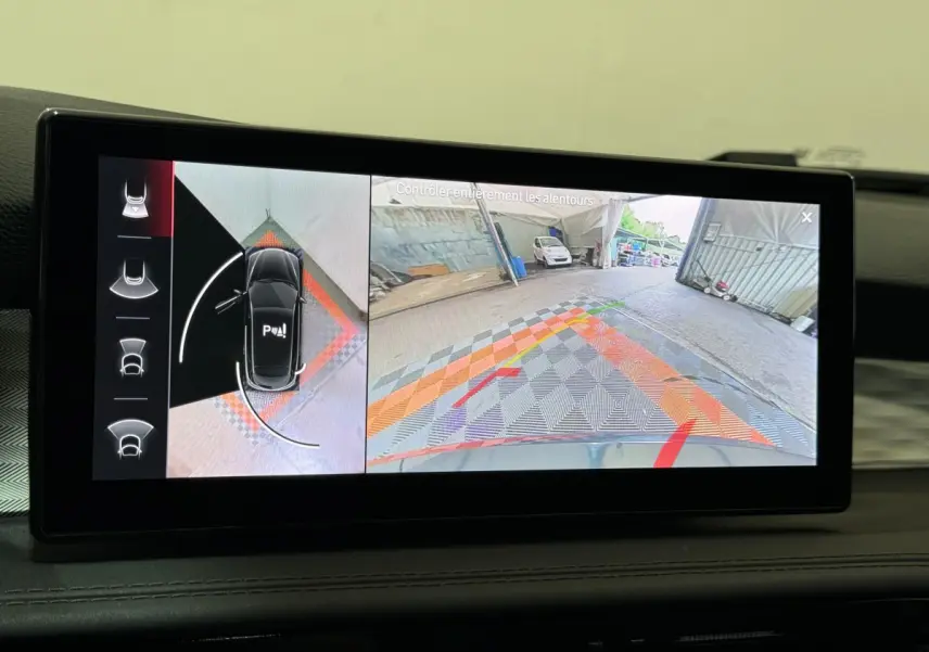 Écran tactile intérieur affichant la caméra de recul et l'aide au stationnement du tableau de bord de l'Alfa Romeo Tonale rouge.