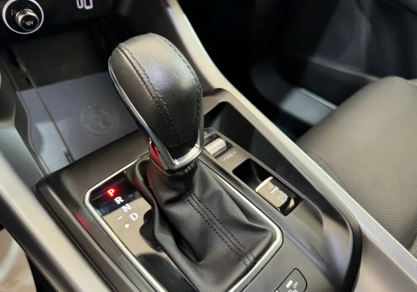 Le levier de vitesse noir de l'Alfa Romeo Tonale 2023 en gros plan dans l'habitacle côté passager.