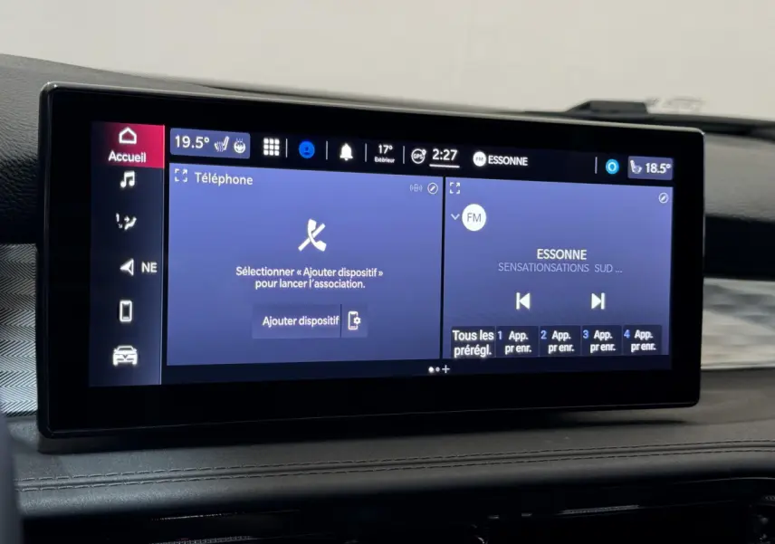 Écran tactile central 26,2 cm de l'Alfa Romeo Tonale rouge 2023, affichage multimédia et climatisation digitale.