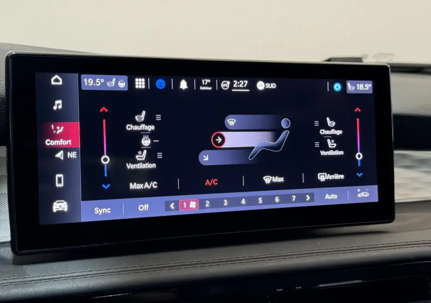 Écran tactile central affichant la climatisation et ventilation du tableau de bord de l'Alfa Romeo Tonale rouge 2023