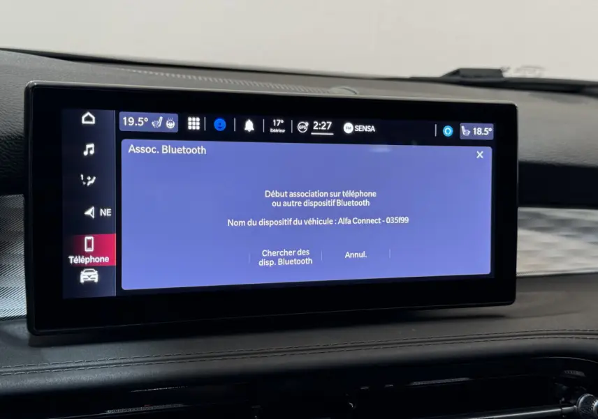 Écran tactile central affichant l'association Bluetooth dans l'habitacle de l'Alfa Romeo Tonale 2023.