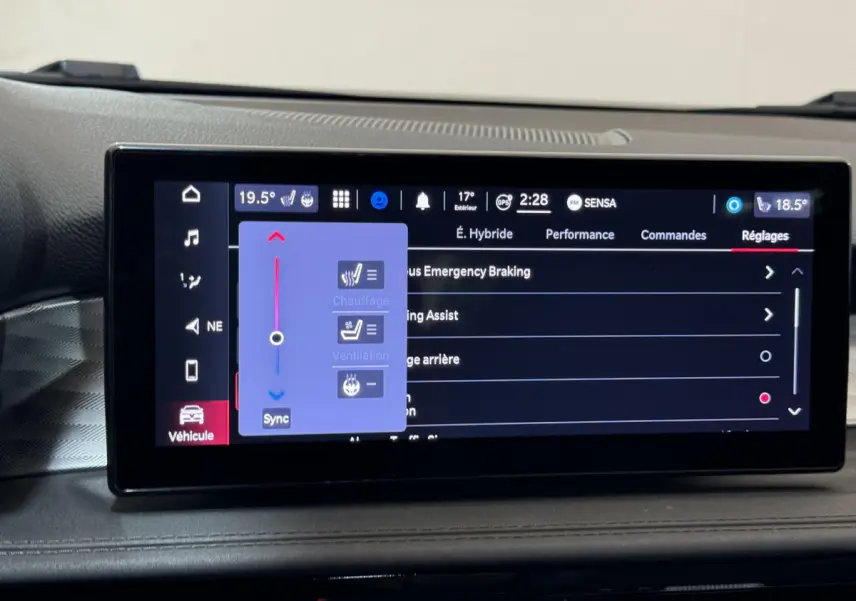 Écran tactile central de l'Alfa Romeo Tonale rouge affichant les réglages de chauffage et ventilation
