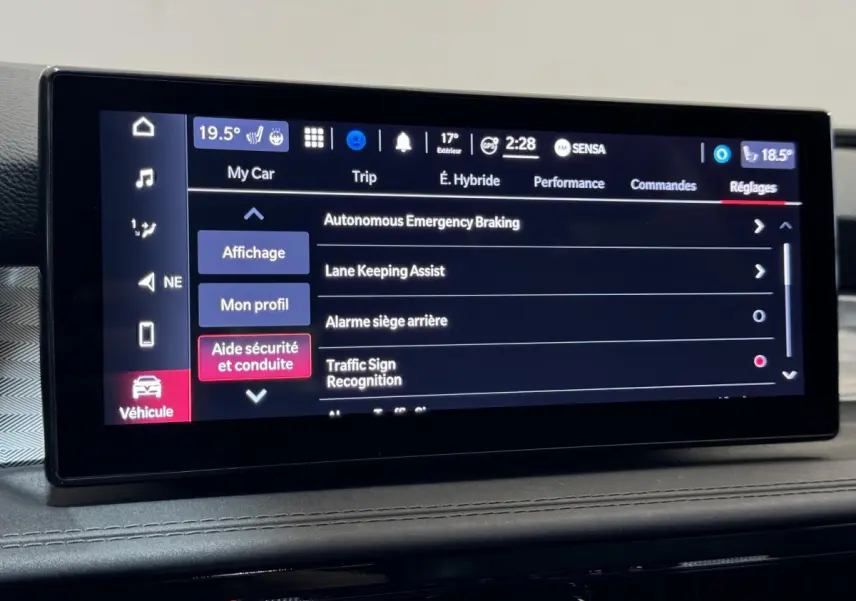 Écran tactile central affichant les réglages d'aide à la conduite de l'Alfa Romeo Tonale 1.3T PHEV rouge, vue intérieure.