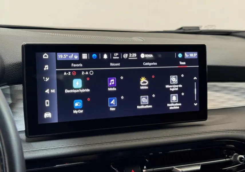 Écran tactile central de l'Alfa Romeo Tonale rouge 2023 affichant le menu multimédia et navigation