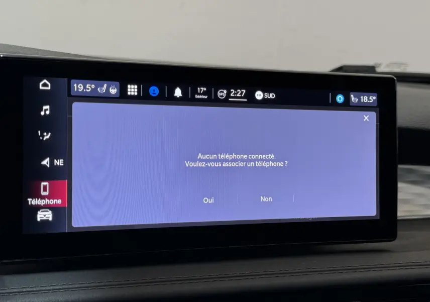 Écran tactile central affichant la connexion téléphone dans l'habitacle de l'Alfa Romeo Tonale rouge 2023
