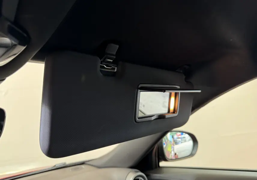 Miroir de courtoisie éclairé côté conducteur dans l'habitacle de l'Alfa Romeo Tonale rouge 2023.