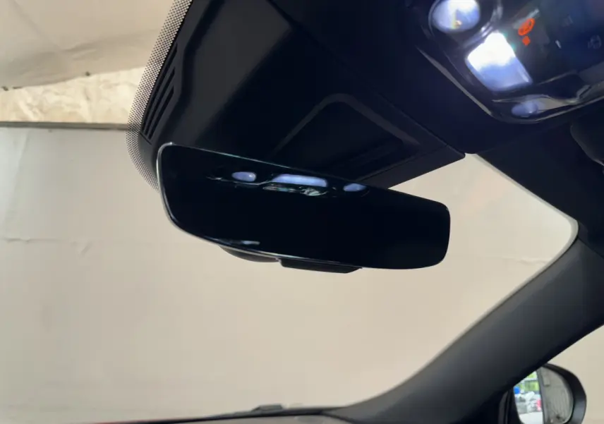 Rétroviseur intérieur noir brillant de l'Alfa Romeo Tonale 2023 vu de l'habitacle côté conducteur.