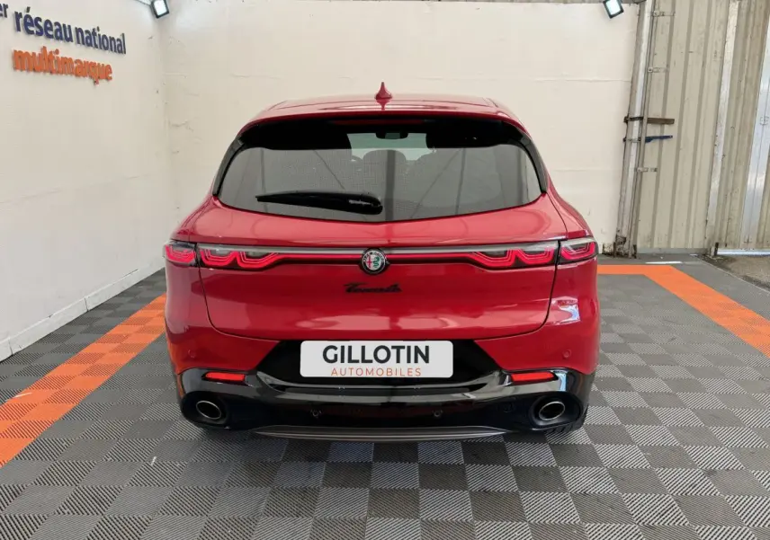 Vue arrière de l'Alfa Romeo Tonale rouge 2023 avec feux LED caractéristiques et double sortie d'échappement chromée.