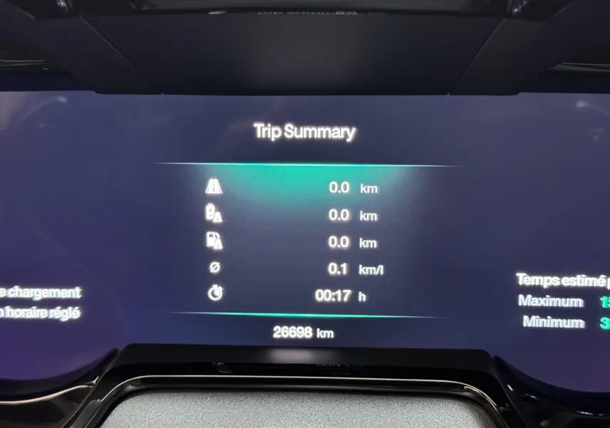 Affichage numérique du tableau de bord de l'Alfa Romeo Tonale rouge, vue frontale centrée sur l'écran de synthèse de trajet.