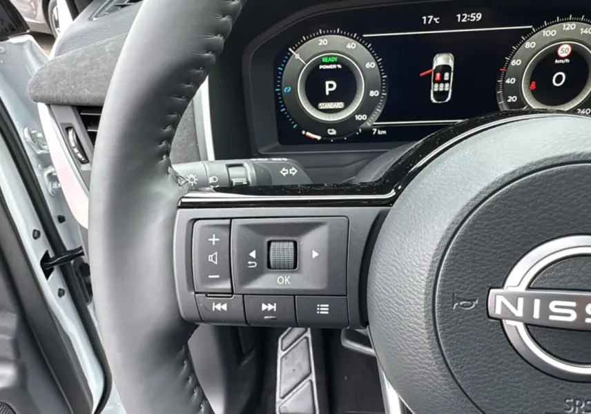 Gros plan sur le volant cuir noir du Nissan Qashqai E-POWER 205 Tekna Plus avec tableau de bord numérique affichant 7 km.