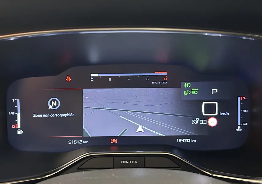 Tableau de bord numérique du Citroën C5 Aircross 2023 affichant la navigation, compte-tours et indicateurs de vitesse et température.