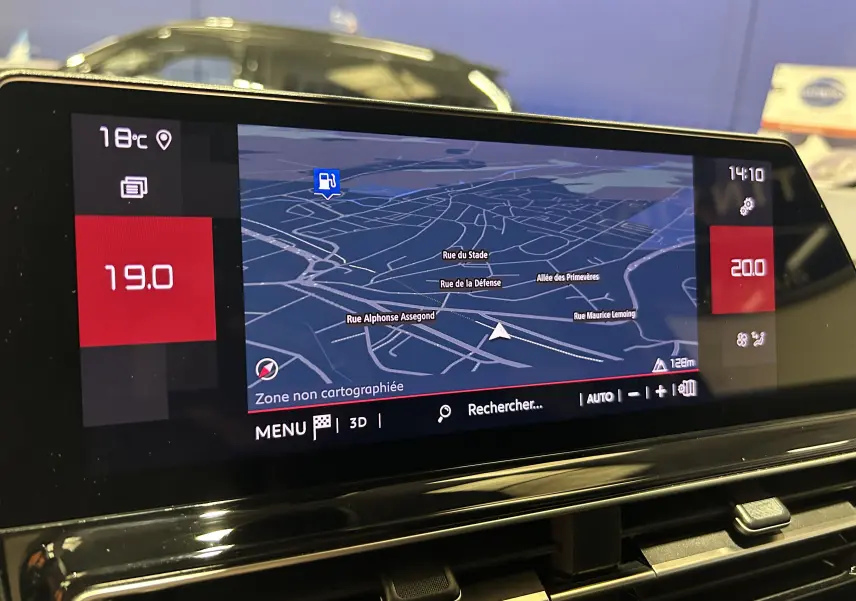 Écran tactile du GPS du Citroën C5 Aircross 2023 affichant une carte en mode 3D avec température intérieure à 19°C.