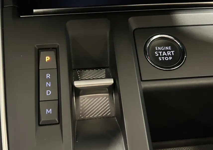 Gros plan sur la console centrale du Citroën C5 Aircross 2023, montrant la commande de boîte auto et le bouton start/stop.