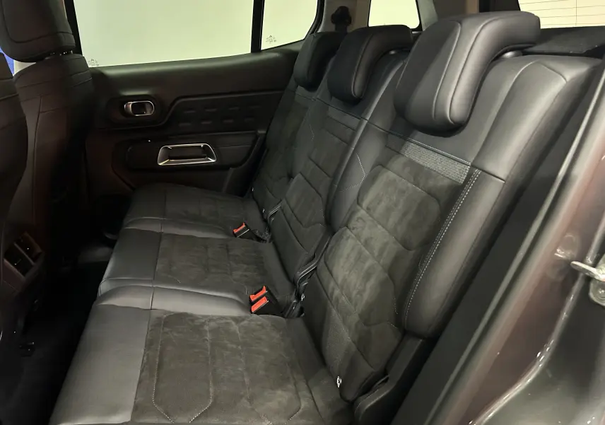 Vue intérieure côté droit des sièges arrière en cuir et alcantara du Citroën C5 Aircross gris Platinium, finition Shine 2023.
